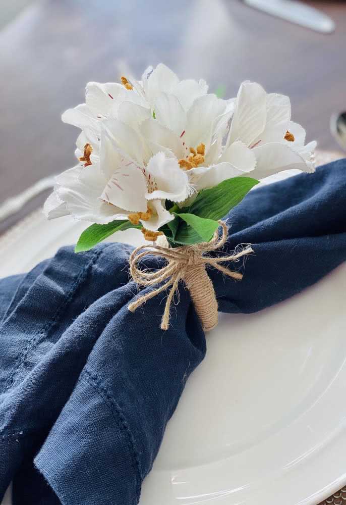 Look what a chic idea for a party: napkin ring decorated with white astromelia