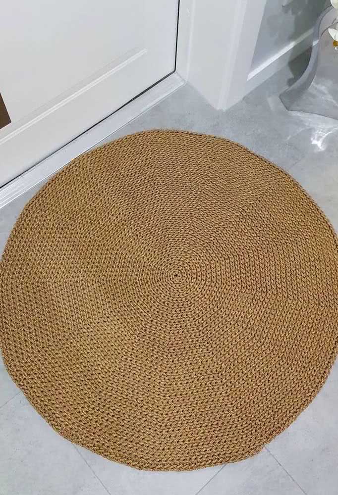 Crochet mat for round door: not so common, but still an option!