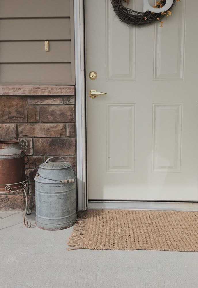 Earthy tone and fringes for the crochet rug at the entrance door