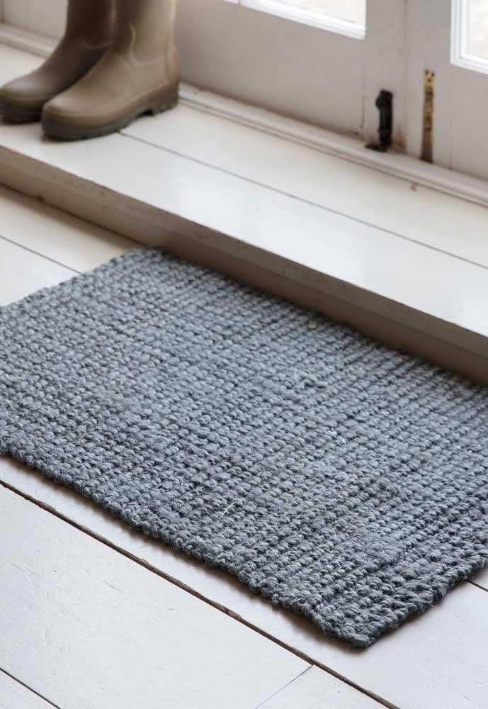Crochet mat for simple living room door: the right kind for those just starting out