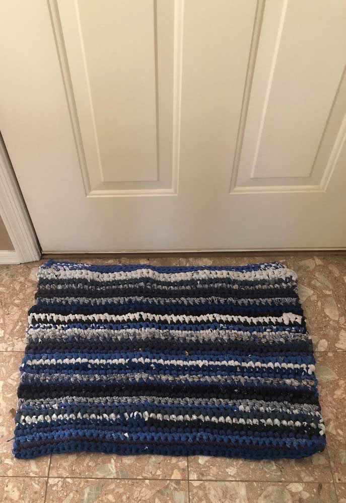 Crochet mat for simple door in shades of blue and black